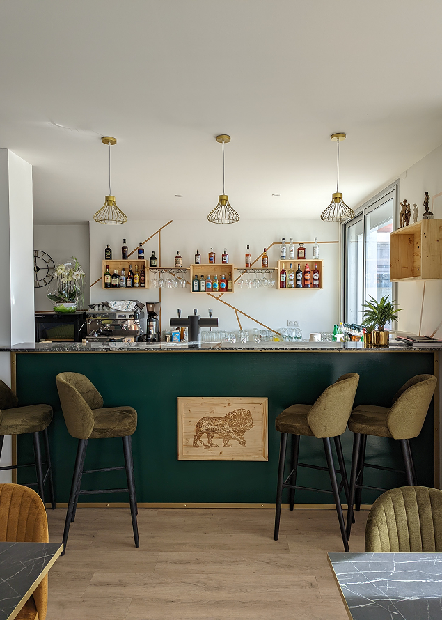 Bar restaurant aménagé par Legno Vini 